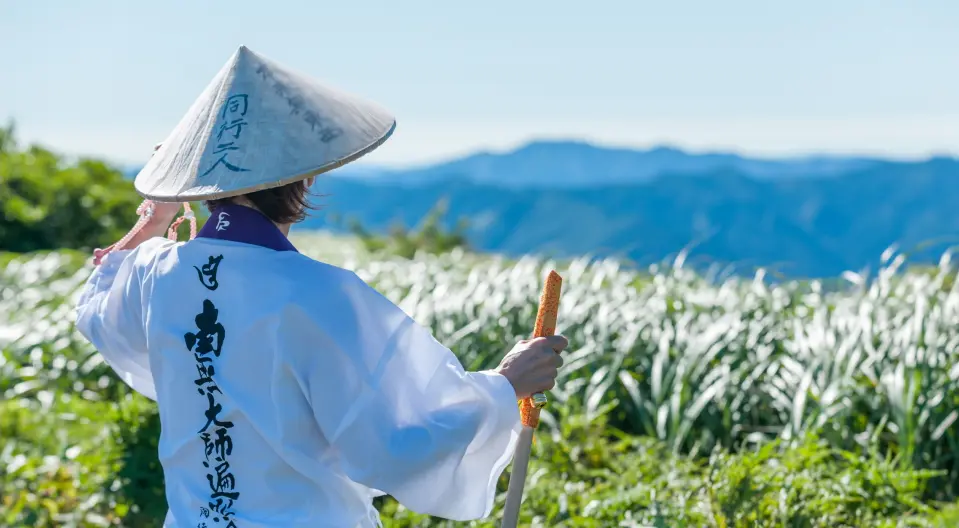 白衣を着て景色を眺める人